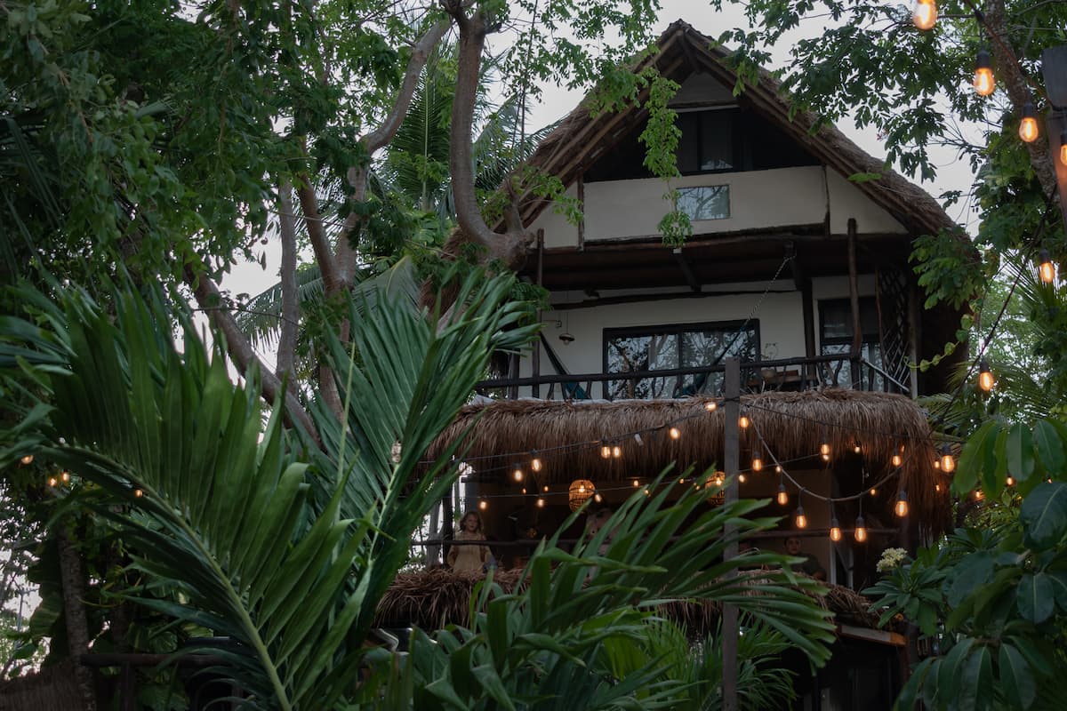 Baawe Bacalar - Illuminated cabin in tropical vegetation